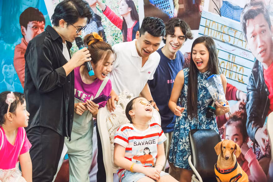 Dàn diễn viên "Nhà trọ Balanha" gặp gỡ người hâm mộ tại Hà N