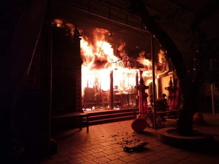 Vụ cháy ở đền Quan Tam Lâm Du. Ảnh: Đức Tuấn