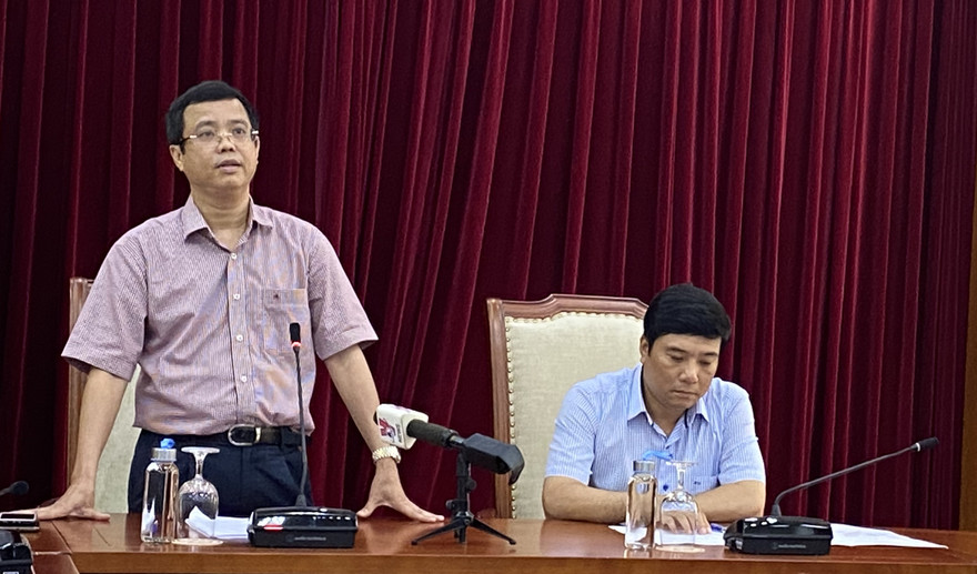 Phó Tổng cục trưởng Tổng cục Du lịch và Người phát ngôn Bộ VHTTDL (phải) chủ trì cuộc họp về vụ vé máy bay. Ảnh: NGUYÊN KHÁNH