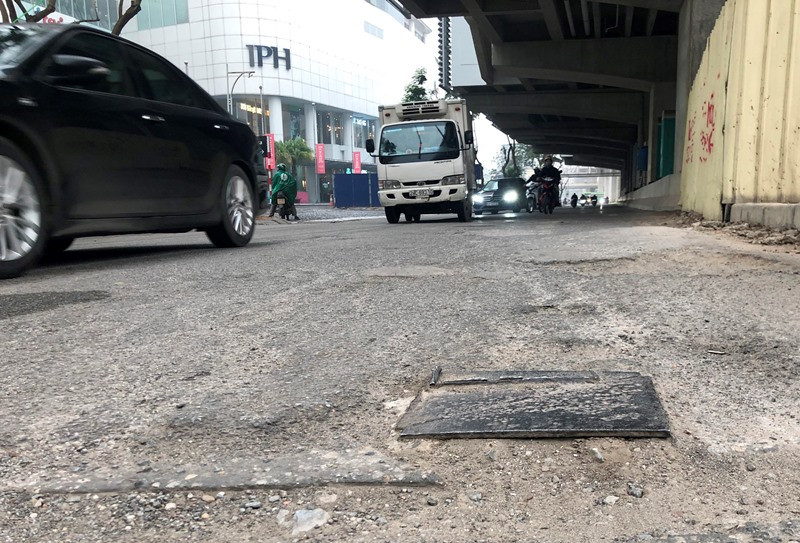 Mặt đường Xuân Thủy đoạn qua nhà ga ĐH Quốc Gia - vị trí từng là công trường metro