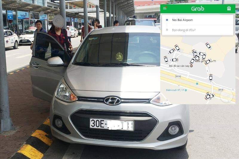Hành khách đón xe Grab tại sảnh sân bay Nội Bài