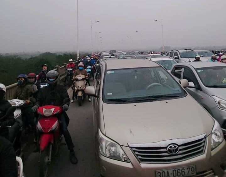 Cầu Vĩnh Tuy tê liệt nhiều giờ vì tai nạn giao thông sáng 6/3