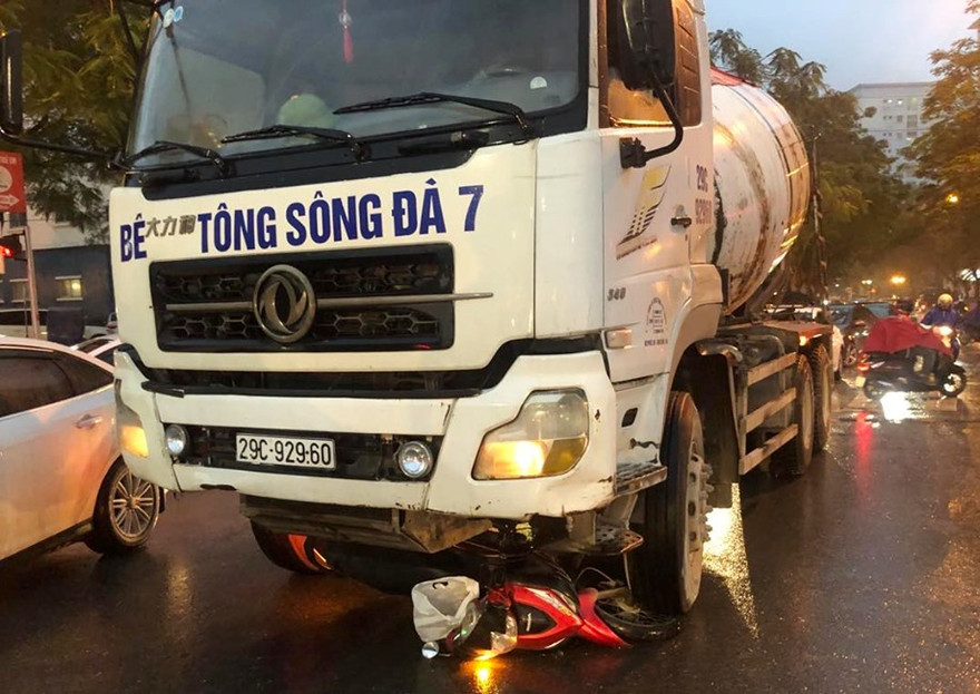 Hiện trường vụ tai nạn xe máy bị xe bồn cuốn vào gầm, người bị nạn đã được đưa đi cấp cứu. Ảnh: T.Đảng