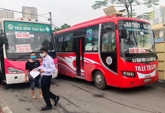 Để thực hiện quy định 4 ngày qua DN vận tải tại các bến xe Hà Nội phải khai bản giấy thay việc khai báo điện tử. Ảnh: T.Đảng