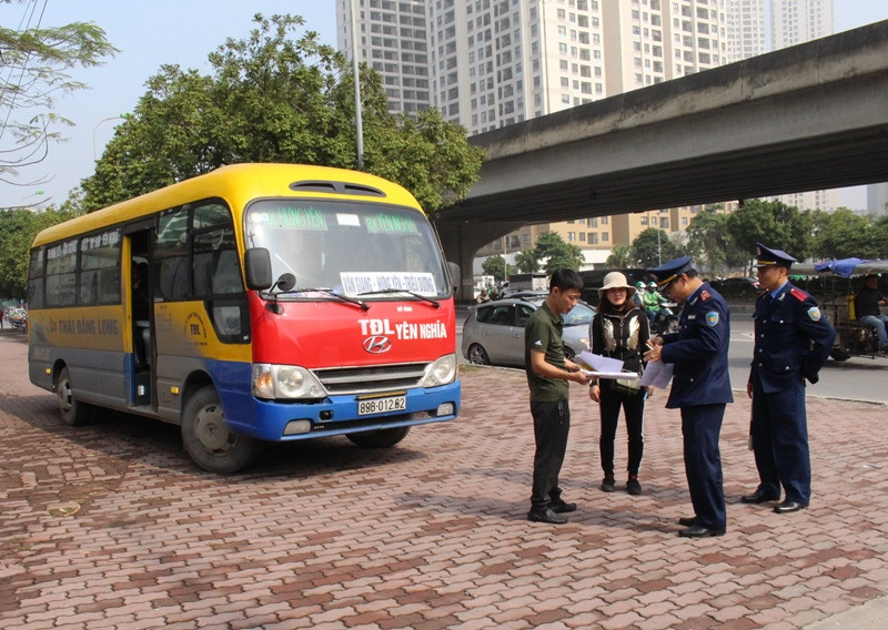 Xe khách vi phạm bị xử lý trên đường Khuất Duy Tiến sáng 6/3