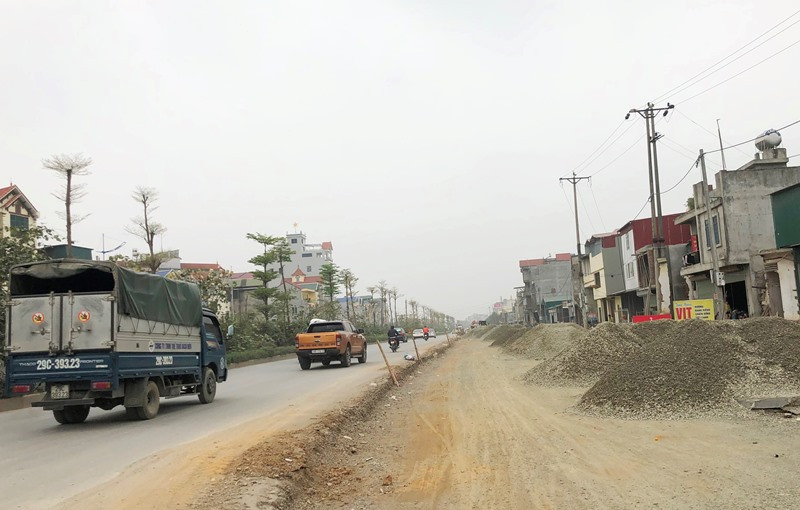 Đã 10 năm với 3 lần thay đổi nhà đầu tư nhưng đến nay dự án nâng cấp QL6 vẫn "đắp chiếu". Ảnh: T.Đảng