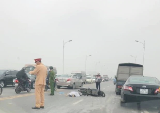 Vụ tai nạn gây tử vong người đi xe máy trên cầu Vĩnh Tuy đang sửa chữa mặt đường sáng 6/3.