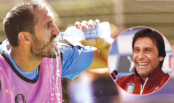 HLV Italia bắt học trò 'bóp mồm bóp miệng' ở EURO