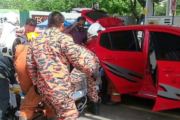 Lực lượng cứu hỏa đưa nạn nhân ra khỏi xe. Nguồn: thestar.com.my.