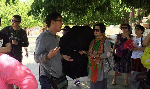 Xue Chun Zhe xuyên tạc lịch sử Việt Nam khi dẫn đoàn khách Trung Quốc tham quan chùa Linh Ứng. Ảnh: Hướng dẫn viên du lịch tiếng Trung cung cấp.