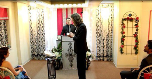 Đám cưới chỉ có sự chứng kiến của vài người quen. Ảnh: Odidty Central.