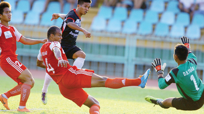 Đồng Tâm Long An (áo đen) hòa may mắn trước Đồng Nai. Ảnh: Dương Thu