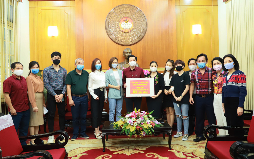 Đoàn làm phim trao tặng số tiền ủng hộ giúp người nghèo chống dịch