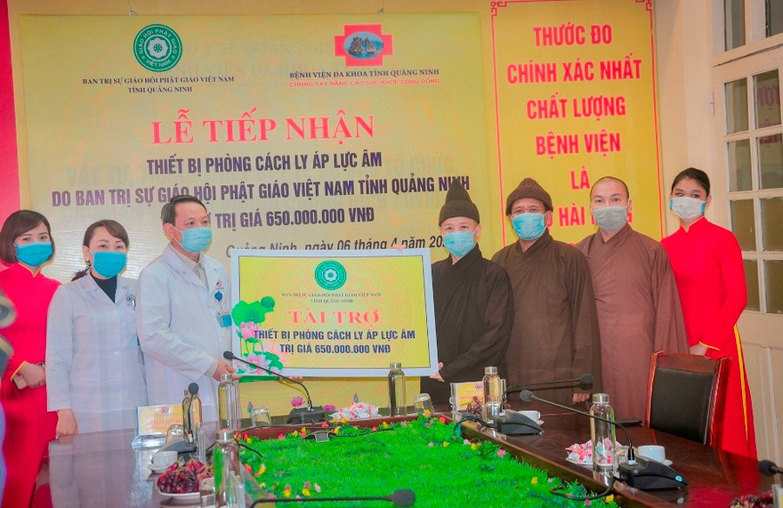 Giáo hội Phật giáo tỉnh Quảng Ninh trao quà ủng hộ chống dịch