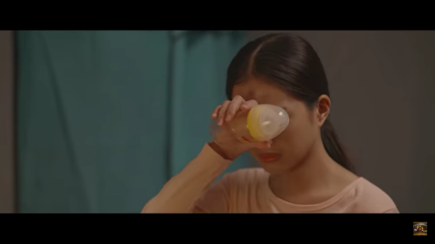 Hân khóc vì không đủ tiền mua sữa cho con