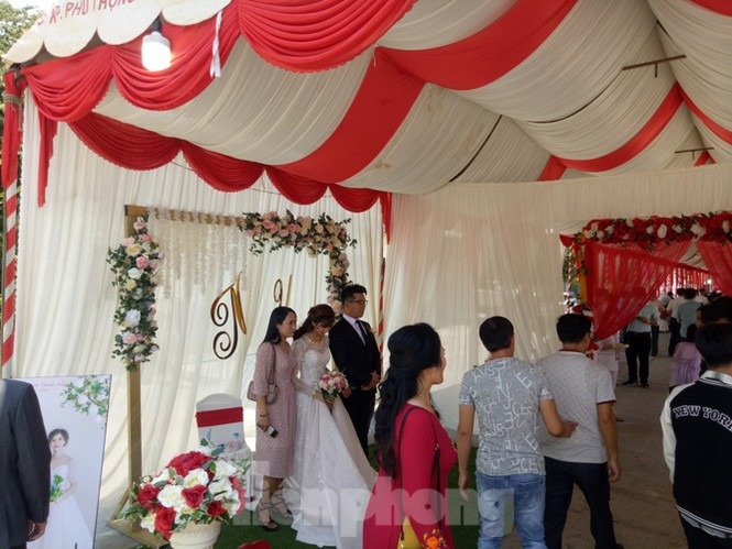 Bộ VHTTDL vận động người dân lùi đám cưới do COVID-19