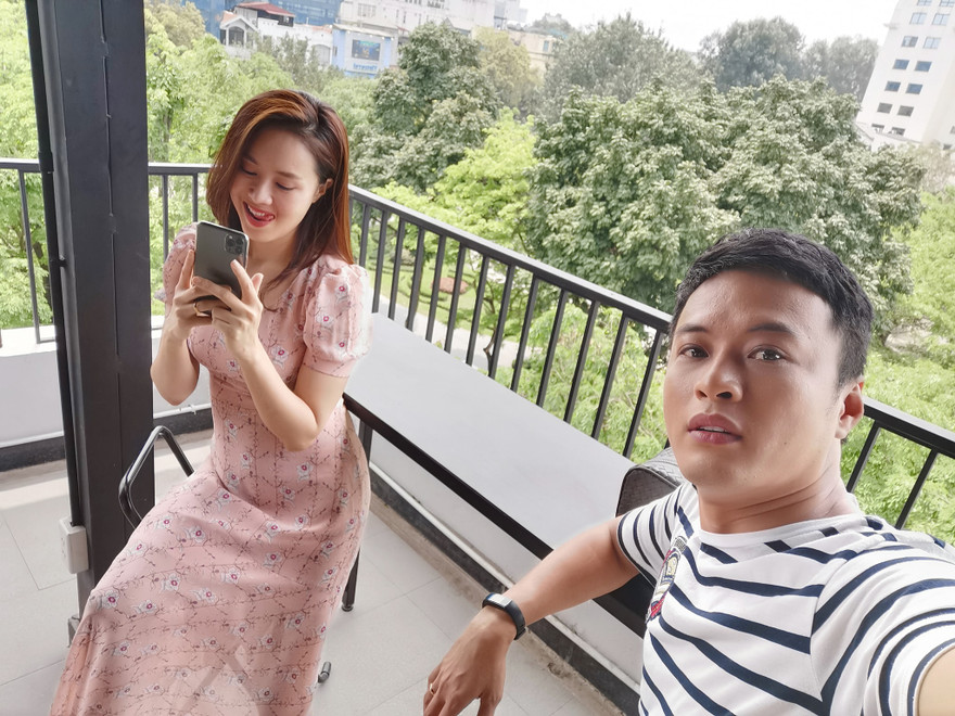 Ảnh hậu trường Hồng Đăng-Hồng Diễm quay "Những ngày không quên"