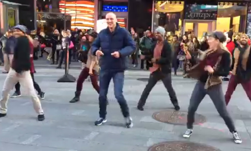 Màn flash mob cầu hôn lãng mạn khiến cô bạn gái “sốc“