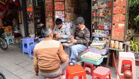 Tại phố cổ Hà Nội vẫn còn lác đác một vài cửa hàng còn lưu giữ được thú chơi khắc dấu cá nhân bằng vật liệu gỗ. Trước đây, những người khắc dấu cá nhân thường khắc dấu nhằm ghi lại dấu ấn tâm đắc nào đó trong tủ sách gia đình, mong cầu hướng con trẻ đến t