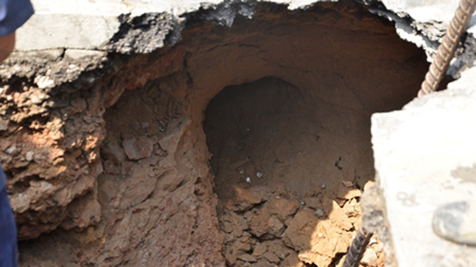 TPHCM: 'Hố tử thần' xuất hiện giữa ngã tư, giao thông kẹt cứng