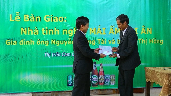 Trao mái ấm tri ân cho người nghèo tỉnh Quảng Trị. Ảnh: Ngọc Văn.