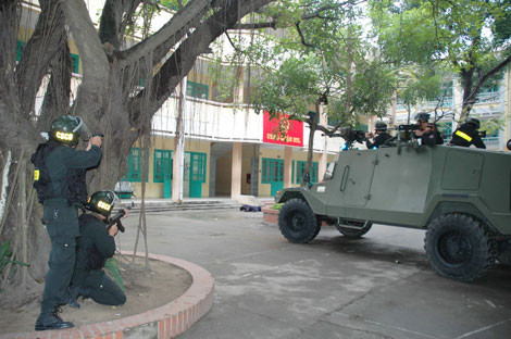 Thực hành kỹ năng chống khủng bố, bạo động.