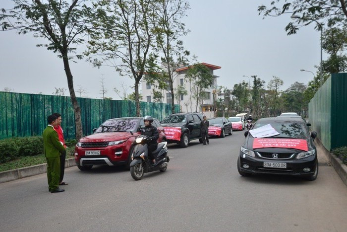 Cư dân dự án Gamuda căng băng rôn 'đòi' đường đi.