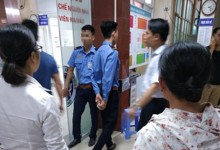 Hai mẹ con bà H. được đưa đến bệnh viện Xanh-Pôn cấp cứu. Do vết thương quá nặng bà H. tử vong.