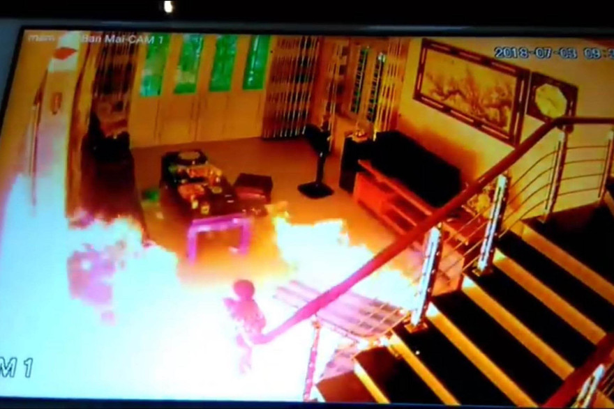 Hình ảnh được camera ghi lại cảnh người đàn ông cầm dao truy sát 3 người sau đó phóng hỏa đốt nhà.