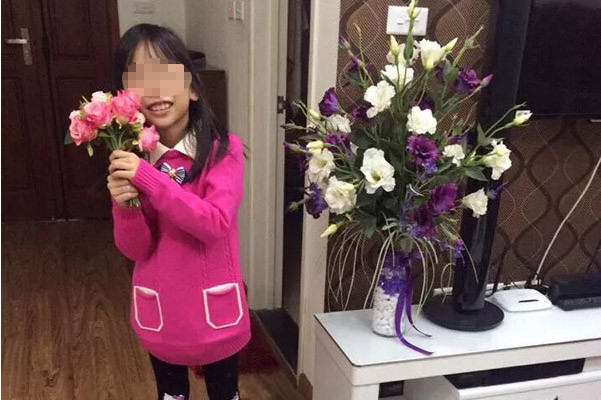 Cháu Y.N. được Công an phường Trung Hòa đưa về nhà an toàn.