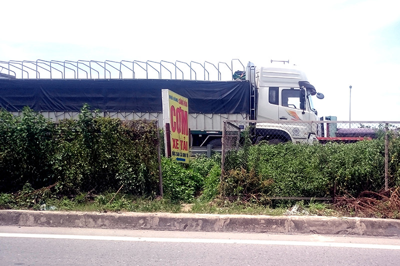 Hàng rào sắt đường vành đai 3 bị tháo làm lối đi.