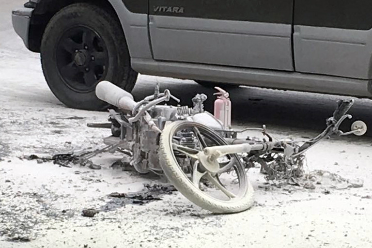 Chiếc xe máy bị cháy trơ khung.