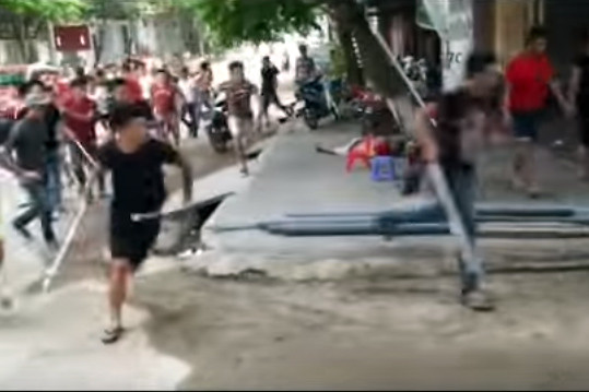 Nhóm côn đồ mang theo hung khí truy sát. Ảnh cắt từ video.