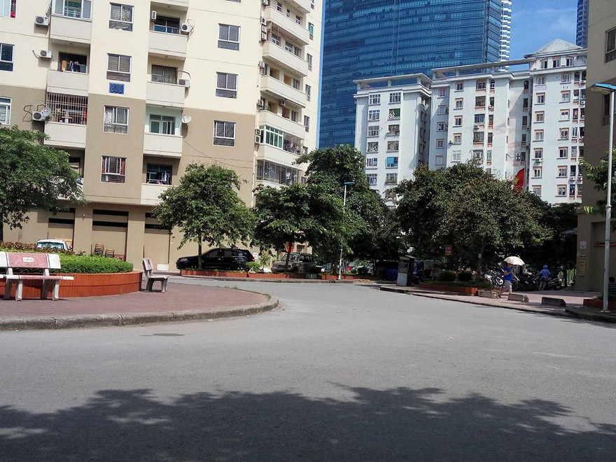 Sân khu đô thị Nam Trung Yên nơi xảy ra sự việc.