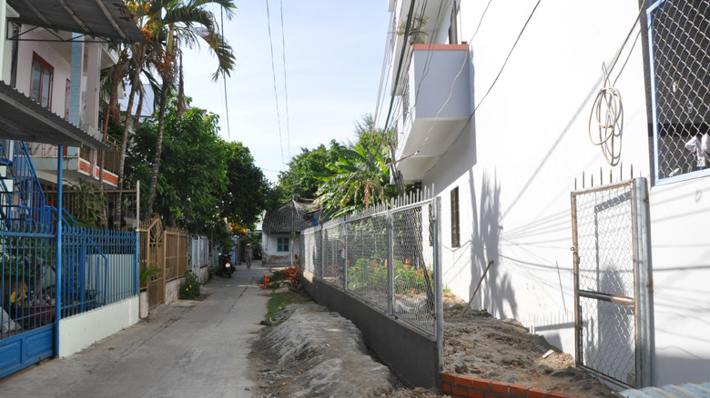 Đường thu hẹp để cán bộ thêm đất... trồng rau