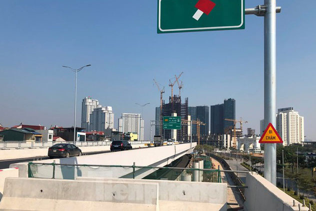 Ngổn ngang công trường đường lên xuống Vành đai 3 trên cao