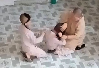 Hình ảnh ghi lại cảnh sư cô liên tục đánh vào mặt tiểu ni. (Ảnh cắt từ clip)
