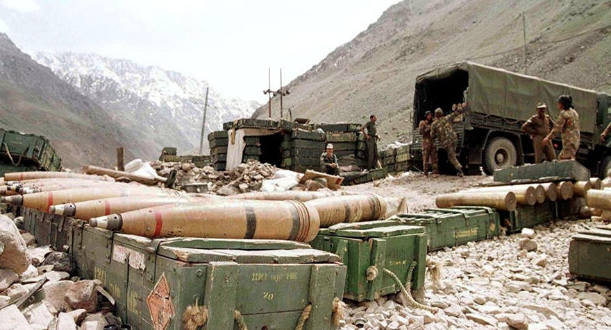 Binh sĩ Ấn Độ đang bốc dỡ đạn dược tại dãy Himalaya gần Drass, Kashmir. Ảnh: AP