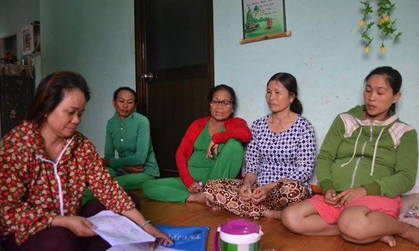 Người thân 34 ngư dân tàu QNa 95959 ngồi trên đống lửa khi hay tin con tàu bị đâm chìm, thuyền viên nhảy xuống biển. Ảnh: N.T. 