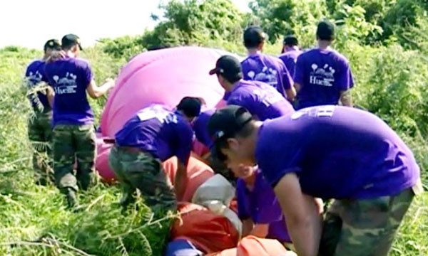 Khinh khí cầu Anh quốc gặp sự cố khi hạ xuống một bãi hoang đầy cây mai dương gai góc.