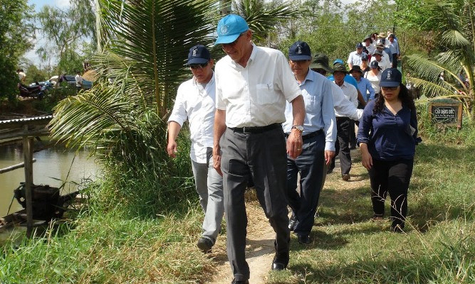 Phó Tổng Thư ký Liên Hiệp quốc, ông Jan Eliasson – Jan Kennneth cùng đoàn khảo sát ở Bến Tre.