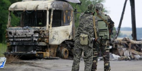 Quân ly khai đứng gác tại một trạm kiểm soát bên ngoài Luhansk