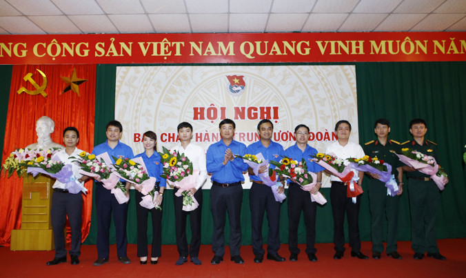 Bí thư thứ nhất T.Ư Đoàn Lê Quốc Phong tặng hoa chúc mừng các đồng chí vừa được bầu vào Ban Thường vụ và Ban chấp hành khóa X.