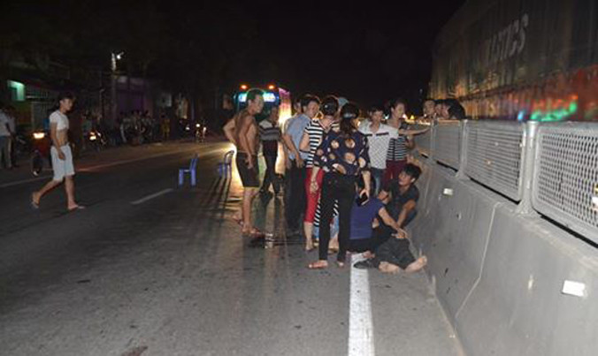 Người dân địa phương phát hiện ông Sáng tử vong bên dải phân cách.