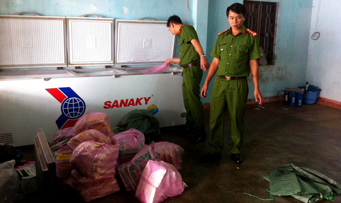 Công an phát hiện cơ sở kinh doanh thịt không rõ nguồn gốc.