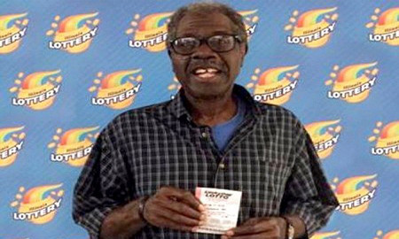 Cụ ông Larry Gambles đã may mắn trúng số 2 lần với cùng một dãy số.