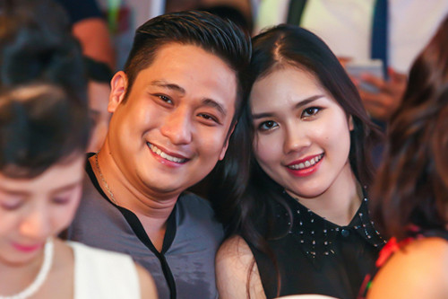 Minh Tiệp và vợ thân mật khi cùng tham gia một sự kiện.