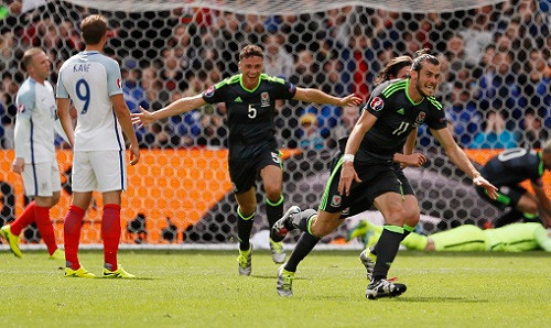 Bale và các đồng đội luôn tỏ ra vui sướng mỗi khi qua mặt tuyển Anh. Ảnh: Reuters.