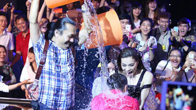 Hồ Ngọc Hà và Đàm Vĩnh Hưng "tắm nước đá" trong chương trình Nhân tố bí ẩn