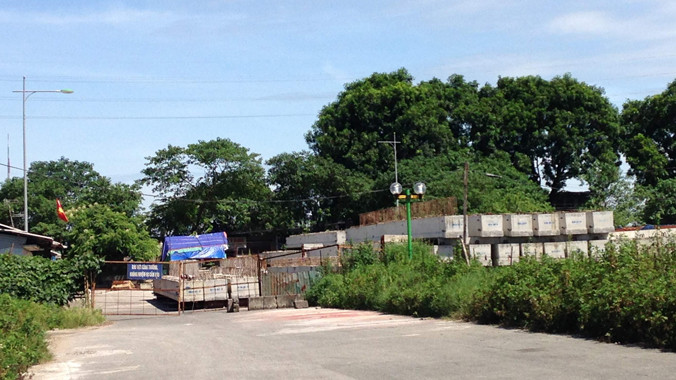 Cầu nối khu đô thị Mỗ Lao với đường Lê Văn Lương “đắp chiếu” nhiều năm. Ảnh: Minh Tuấn